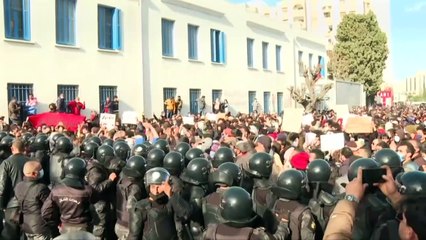 تظاهرة قرب البرلمان التونسي للاحتجاج على استراتيجية القمع البوليسية