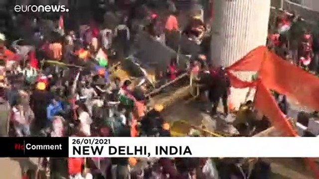 Tarım reformunu protesto eden Hint çiftçiler traktörleri ile polis barikatını aştı