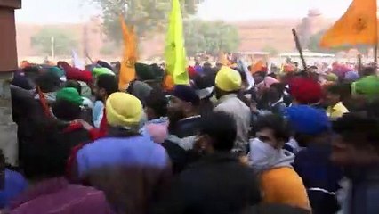 Migliaia di agricoltori indiani in collera danno i brividi al governo conservatore di Modi