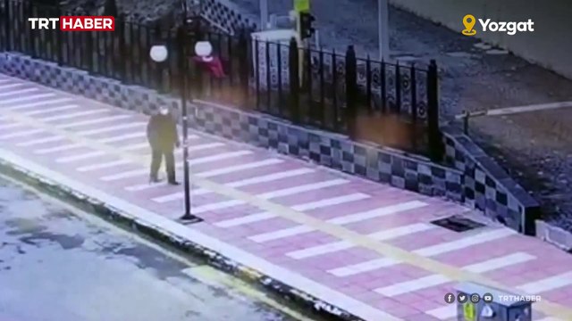 Yozgat'ta yaşlı adamın bayrak hassasiyeti kameraya yansıdı