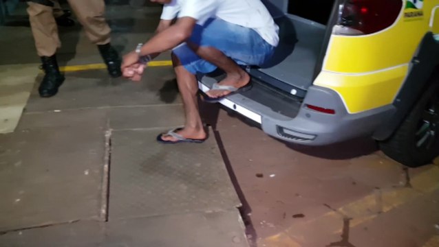Em abordagem em bar na Rua Portugal, no Cascavel Velho, ROCAM flagra jovem com 16 buchas de cocaína
