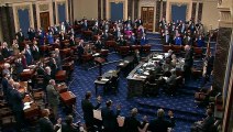 Mayoría de senadores republicanos votan en contra del juicio a Trump