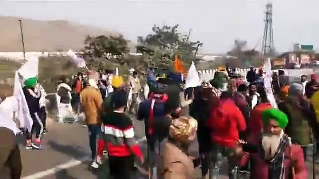 ਮਾਝੇ ਵਾਲੇ ਭਾਊ ਸਭ ਤੋਂ ਅੱਗੇ, ਨਾਲ ਲੱਖਾ ਸਿਧਾਣਾ Tractor Parade crossed barricading by Delhi Police