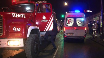 Eyüpsultan’da kontrolden çıkan otomobil reklam panolarına çarparak durdu: 2 yaralı