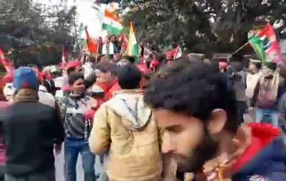 सपाईयों की ट्रैक्टर परेड, अभी भी गुलामी की जंजीरों में जकड़े हैं सपा जिलाध्यक्ष