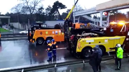 TEM-Hasdal-Göktürk bağlantı yolunda yön tabelası yola devrildi. Yoğun trafik oluşuyor