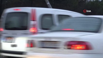 Büyükçekmece'de sulu kar yağışı başladı, aydınlatma direği yan yattı