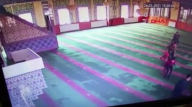 Camiye giren 5 çocuk ortalığı birbirine kattı