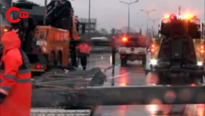 Yön tabelası yola devrildi, yoğun trafik oluştu