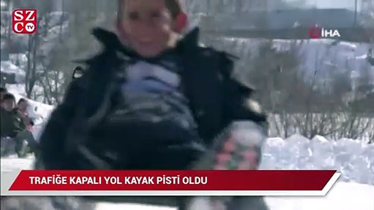 Trafiğe kapalı yol kayak pisti oldu, çocuklar babalarıyla doyasıya eğlendi