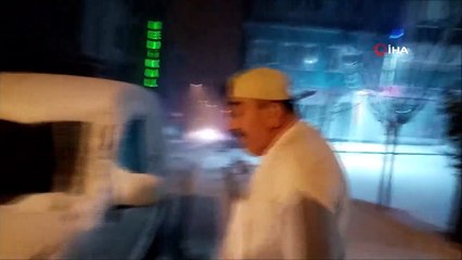 Kar 10 Santimetreyi Aştı: Araçlar Yolda Kaldı, İterek Kurtarmaya Çalıştılar
