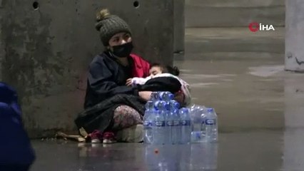 Kucağında bebekle duygu sömürüsü yapan dilenci yakalandı