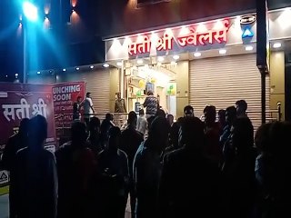 वीडियो में देखिए कैसे बंदूकधारी लुटेरों से अकेले भिड़ गया निहथा ज्वेलर