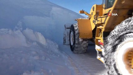 - 8 metrelik karda yol açma çalışması