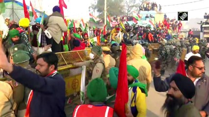 देखें: टिकरी बॉर्डर पर पुलिस की बैरिकेडिंग तोड़ते किसान