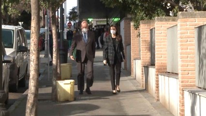 La Reina luce, fuera de Palacio, la blazer que usó en el confinamiento