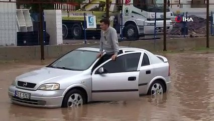 Antalya’da yollar göle döndü, sürücüler mahsur kaldı