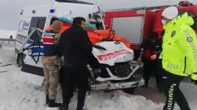 TIR ile ambulans çarpıştı; 1 ölü 1 ağır yaralı