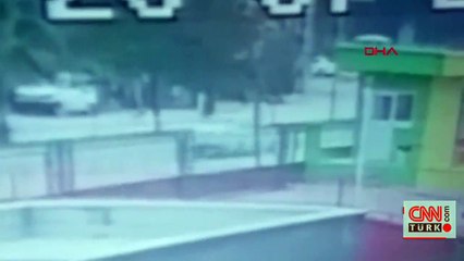 Otomobilin ağacı söküp karşı şeride geçerek başka bir araca çarptığı kaza kamera