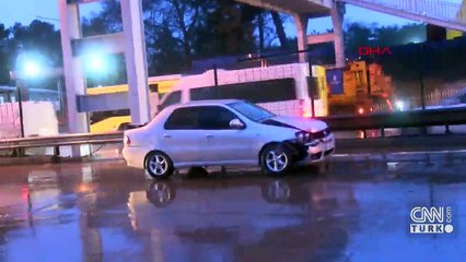 Yön tabelası yola düştü, kaçmaya çalışan 3 araç kaza yaptı