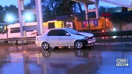 Son dakika... İstanbul'da TEM Bağlantı yolunda yola yön tabelası devrildi: Kaza meydana geldi