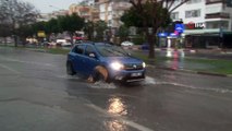 Antalya'da sağanak sonrası yollar göle döndü, araçlar yollarda mahsur kaldı