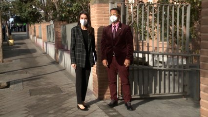 La Reina luce, fuera de Palacio, la blazer que usó en el confinamiento