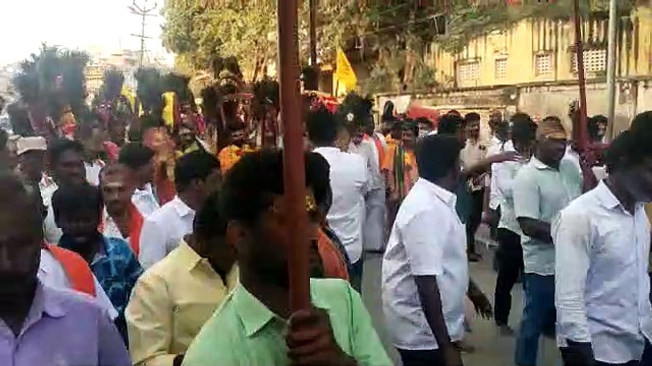 பழனியில் காவடி சுமந்த பாஜகவின் எல். முருகன் - வேண்டுதலை நிறைவேற்றி  சிறப்பு வழிபாடு - வீடியோ