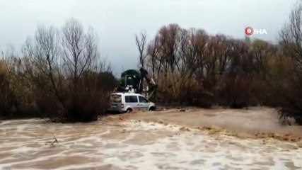 Sel sularına kapılan araç dereye sürüklendi