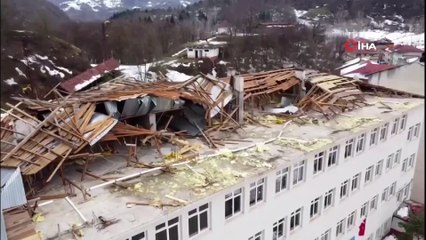 - Fırtınada okul çatısı uçtu