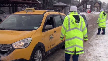 Uludağ'ın eteklerinde etkili olan kar yağışı sürücülere zor anlar yaşattı
