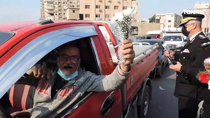 رجال الشرطة يوزعون الورود والحلوى على المواطنين بالميادين والشوارع والمواقع الشرطية ووسائل النقل