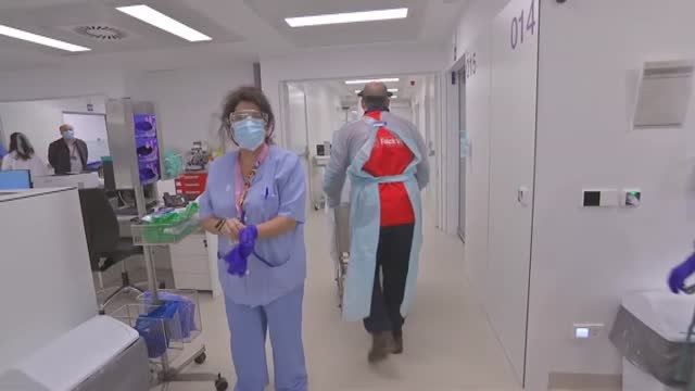 Las UCI resisten ampliando camas pero faltarán manos si siguen así