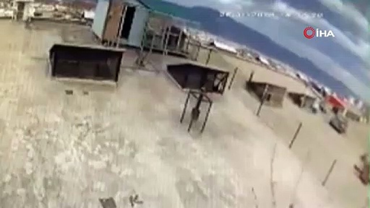 Bursa'da lodosun uçurduğu otomobil ve kamelya kameralara yansıdı