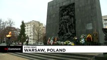 Gedenken an Holocaust-Opfer: Blumen am Warschauer Ghetto-Ehrenmal