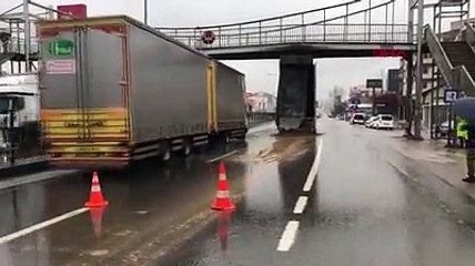 Yalova'da açık unutulan kamyonun damperi, üst geçide çarptı