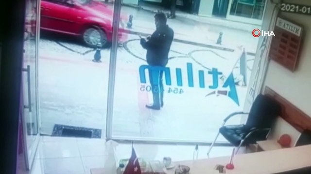 Döviz bürosunu soymaya çalışan silahlı saldırgan kadın çalışan direnince böyle kaçtı
