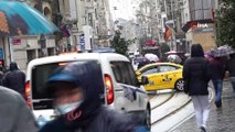 - Taksim’de kar küreme araçları hazır bekliyor