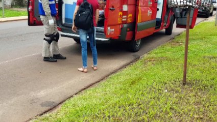 Motociclista de 21 anos fica ferido ao cair para evitar colisão com carro