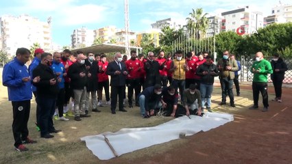 Futbolcular koç keserek, virüssüz sezon için dua ettiler
