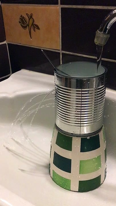 Wasserstrahlen aus einer Dose mit Löchern (1)