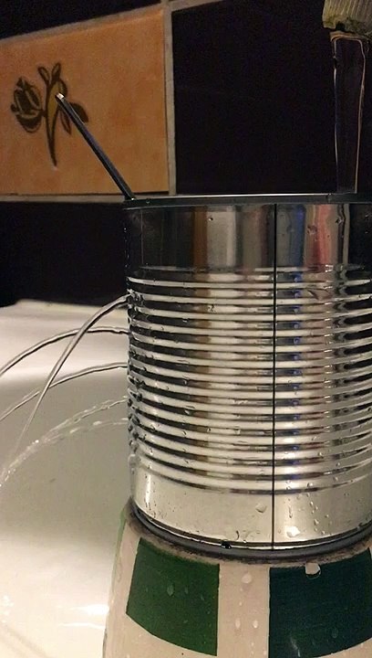 Wasserstrahlen aus einer Dose mit Löchern (2)