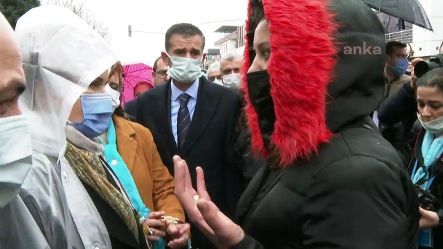 İYİ Parti Genel Başkanı Meral Akşener, Sakarya'nın Adapazarı ilçesinde esnafı ziyaret etti. Bir esnaf, pandemi döneminde içinde bulundukları durumu Ömrümde böyle bir şey görmedim sözleriyle anlattı.