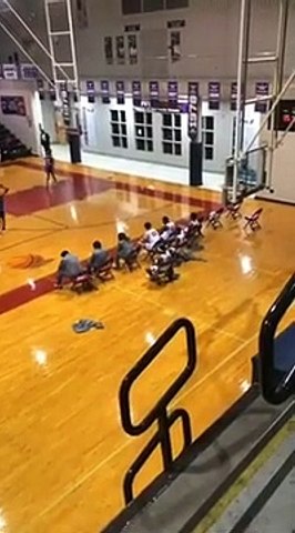 Un dunk décroche un panier de basket