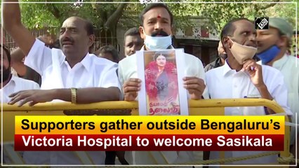 Supporters gathered outside Bengaluru’s Victoria Hospital to welcome Sasikala
