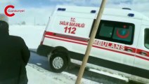 Van'da 1 aylık bebeğin pansumanı için 6 saat karla mücadele ettiler!