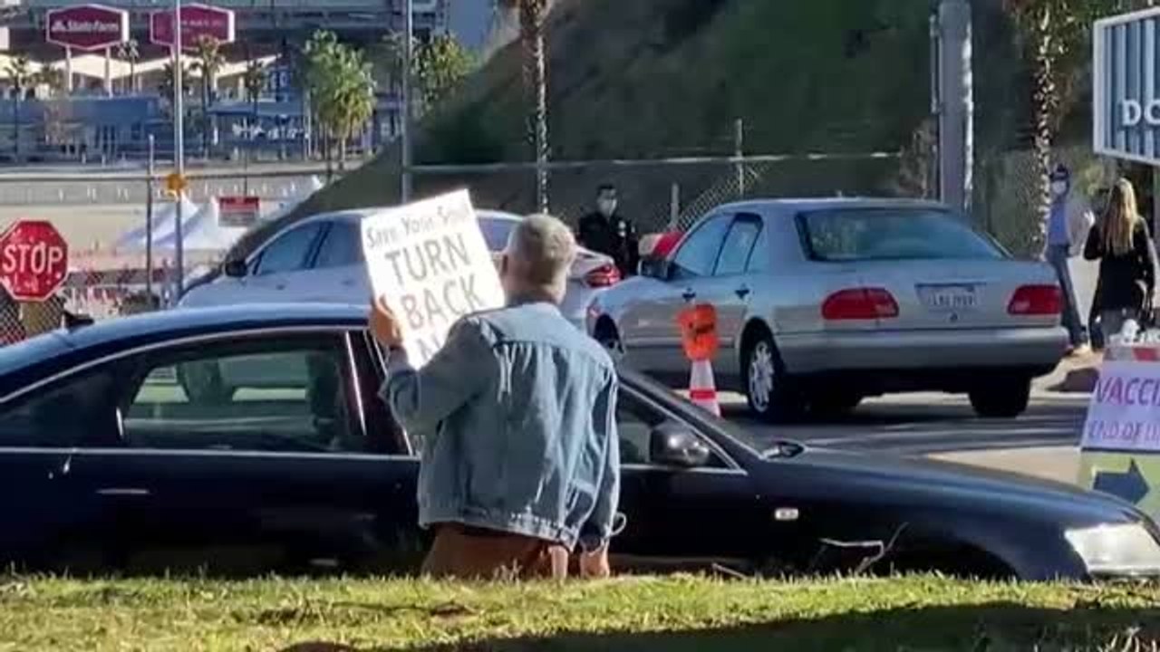 Un grupo de personas sin mascarilla protesta en EEUU contra las vacunas y el confinamiento