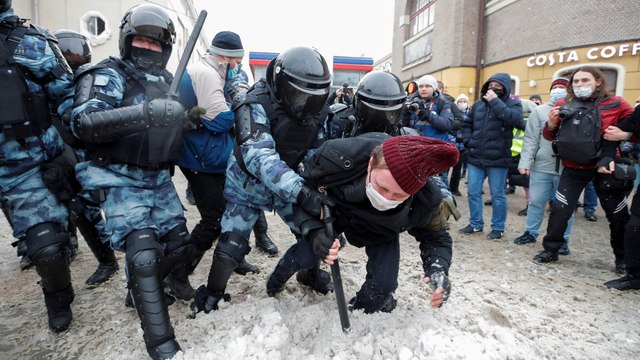 Russia arrests hundreds as crackdown on Navalny allies continues