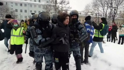 Descargar video: Más de mil detenidos en las manifestaciones exigiendo la liberación de Alexéi Navalni en Rusia