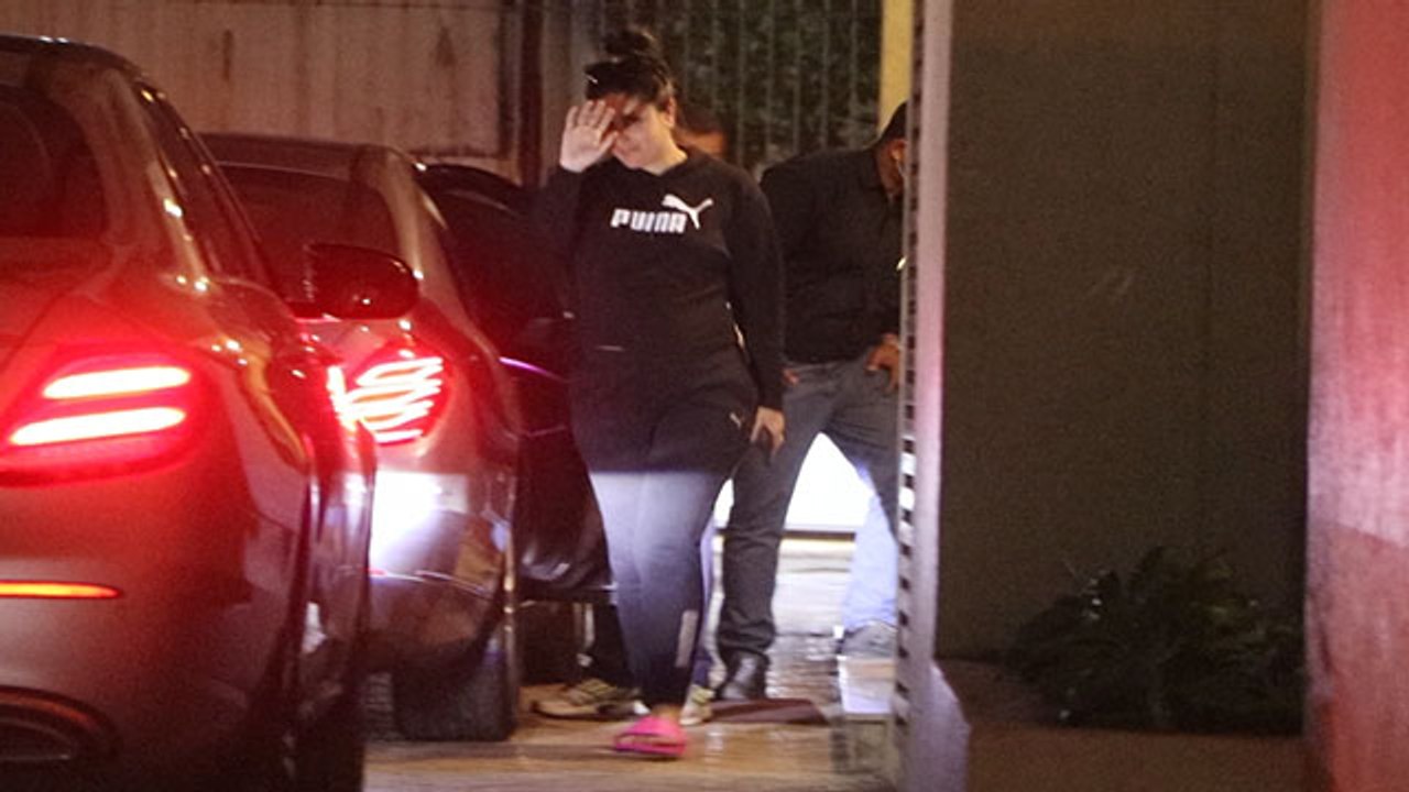 Pregnant Kareena Kapoor Khan Snapped at Karishma Kapoor house Bandra|FilmiBeat